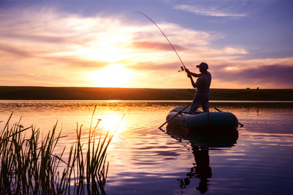 У рыбака сломалась лодка во время рыбалки на Балхаше