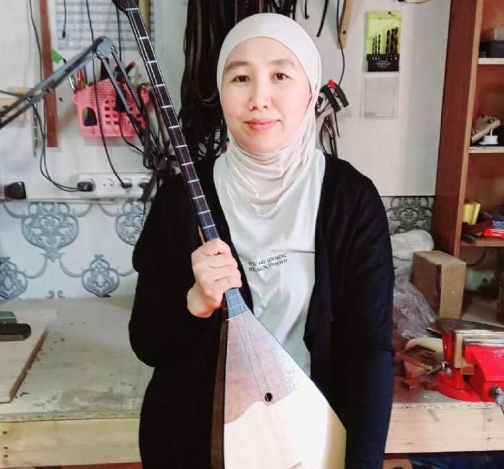 Мастерица из Шетского района вместе с мужем изготавливает домбры