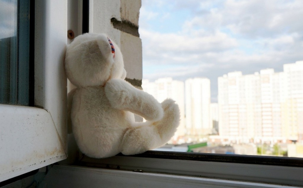 Четырехлетняя девочка выпала из окна второго этажа в Караганде