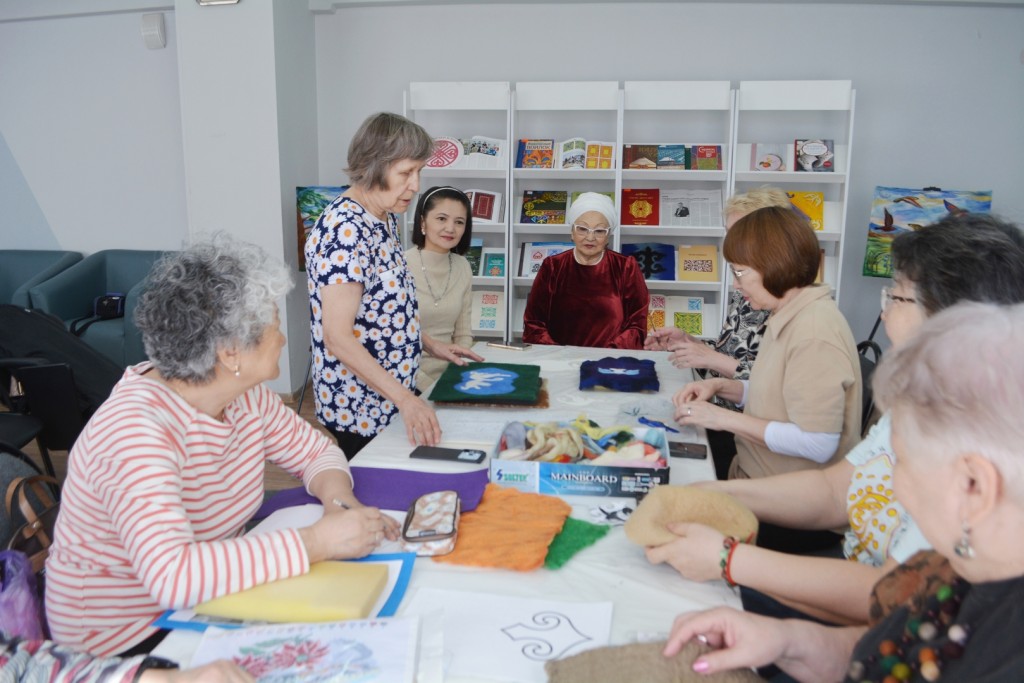 Тек кітаптар ғана емес: Қарағанды кітапханасында 10 жылдан астам шеберлер клубы жұмыс істейді