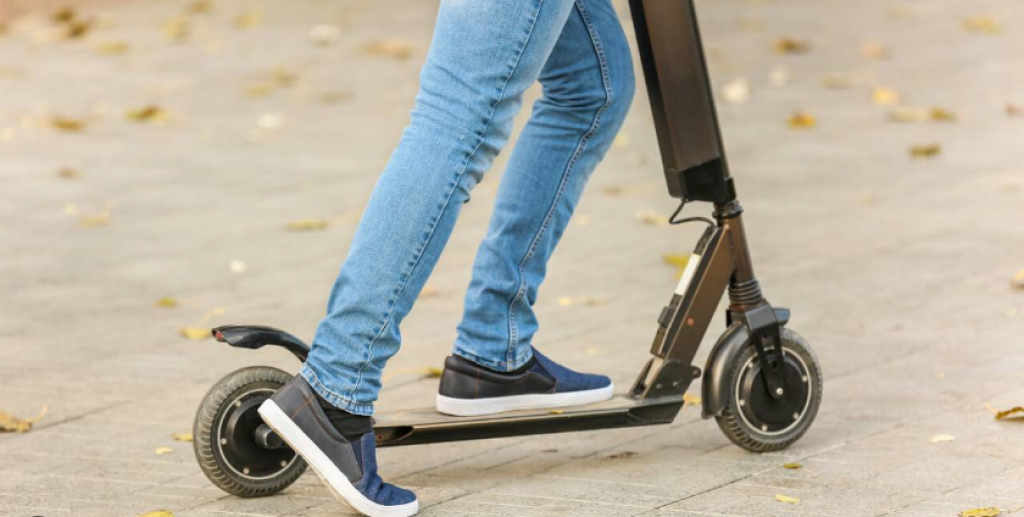 Как пожаловаться на нарушения ПДД со стороны владельцев самокатов, рассказали в МВД