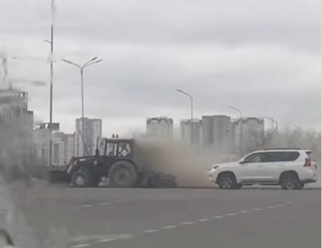 Зачем спецтехника поднимает пыль на дорогах в Караганде