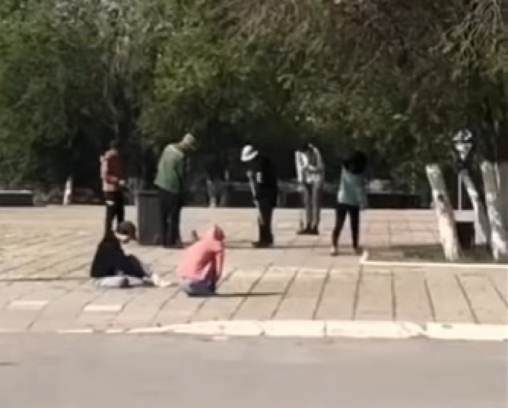 Почему молодежи из «Жасыл Ел» приходится вырывать траву между брусчаткой руками?