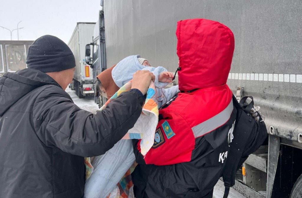 71 человека спасли с заметенных автодорог в Карагандинской области за сутки