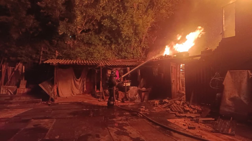 Двух человек спасли из пожара в Караганде