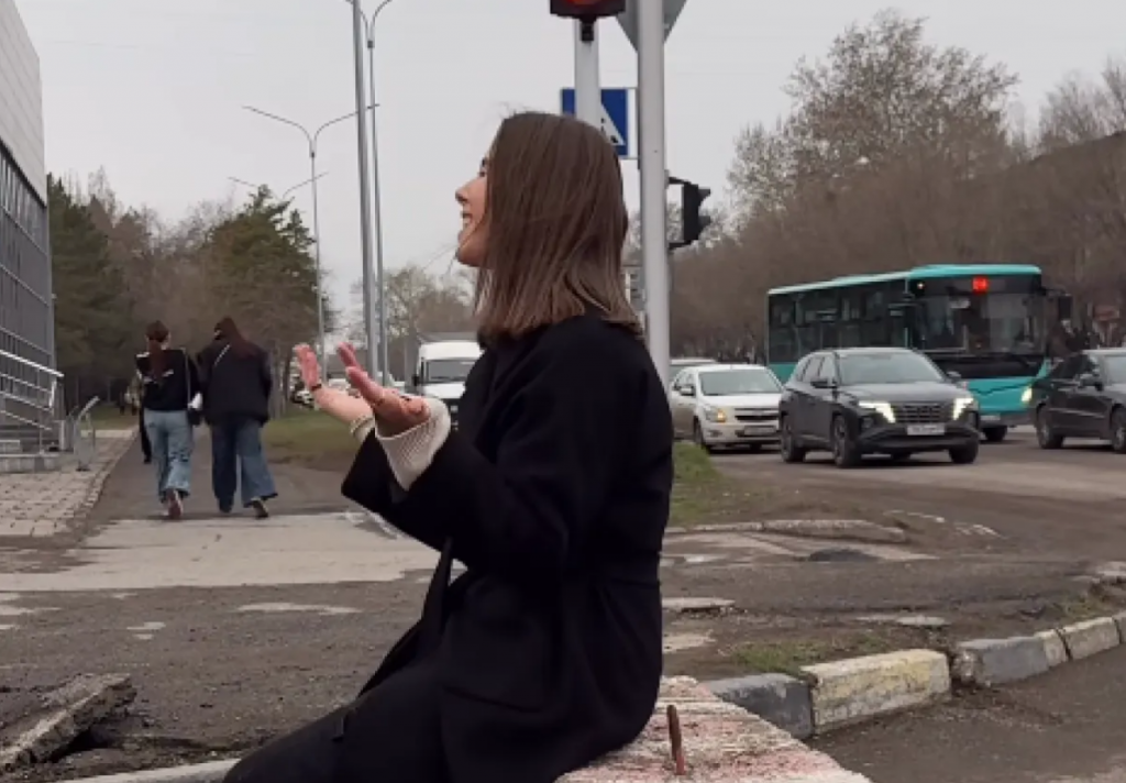 Жительница Темиртау сняла клип на дороге и привлекла внимание знаменитостей