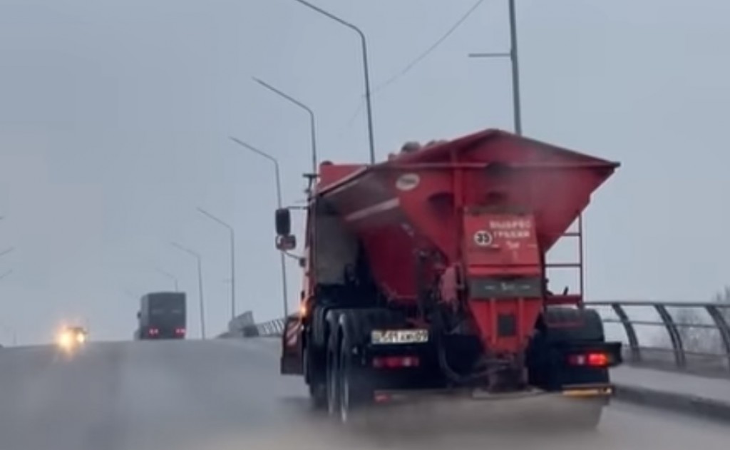 Более 150 единиц спецтехники задействованы сегодня на дорогах Караганды