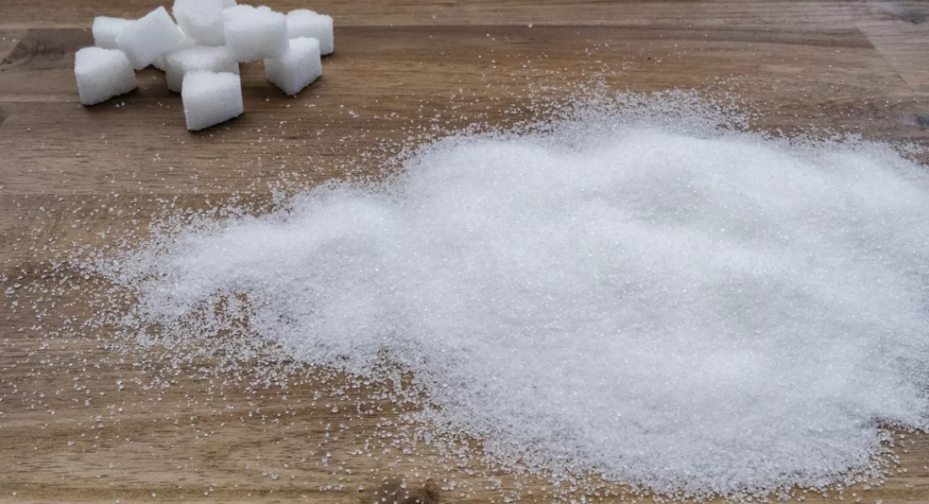 Причуды цен на сахар: песок подешевел на 17,4%, рафинад подорожал на 18,8% за год