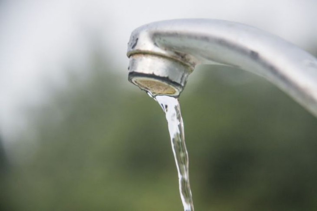 На одной из улиц Караганды отключили воду