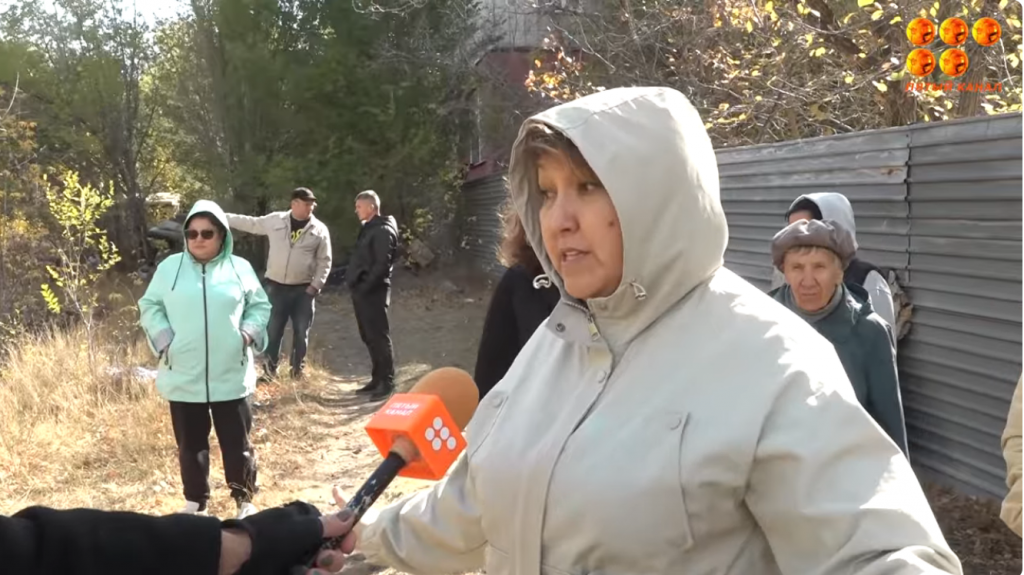 Вот уже четверть века на улице Ержанова, где нет ни двора, ни детской площадки, стоит забор
