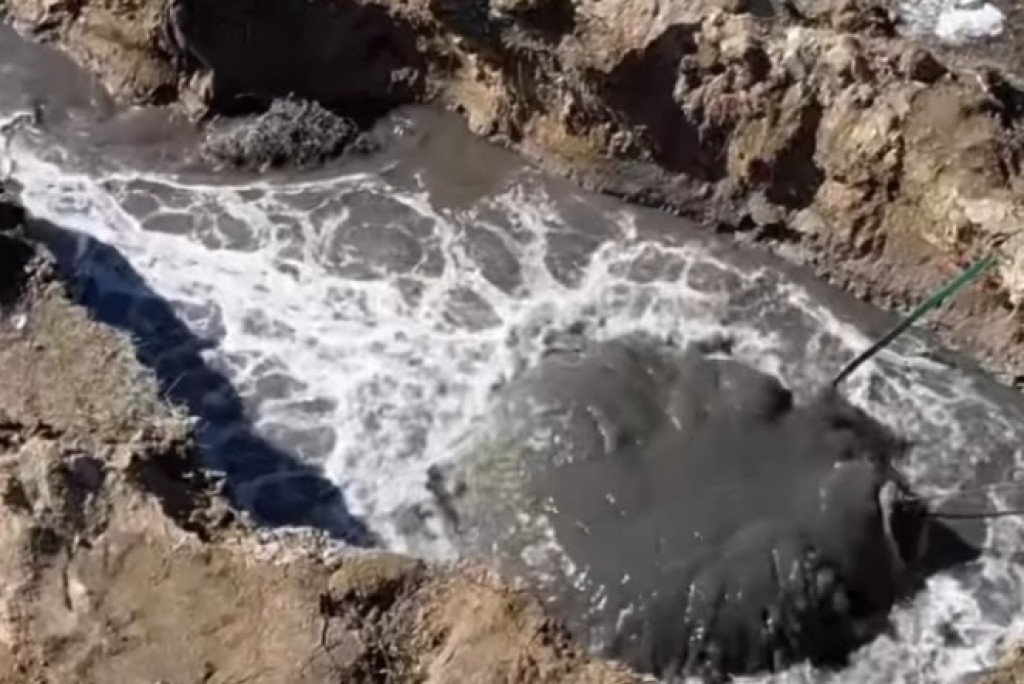 В Караганде принимают меры по устранению перелива из колодца на коллекторе №10