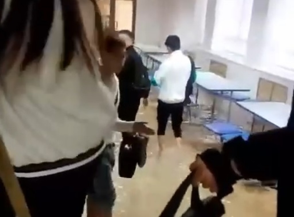 Ходили босиком по коридору: университет залило водой во время ливня в Караганде