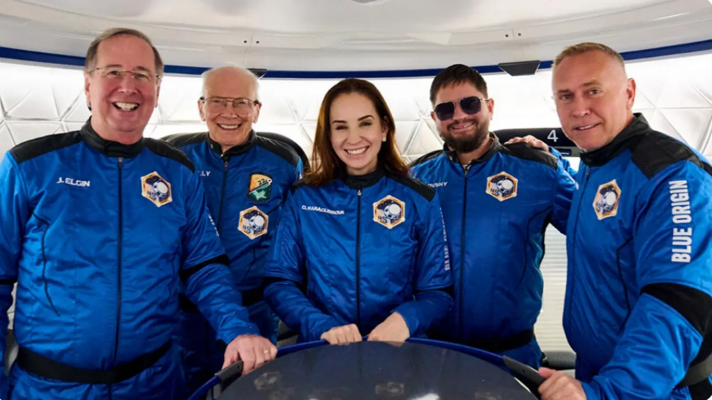 Казахстанка Данна Карагусова успешно совершила космический полёт