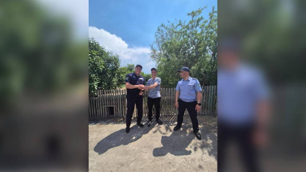 Участковые помогли потушить пожар в Карагандинской области