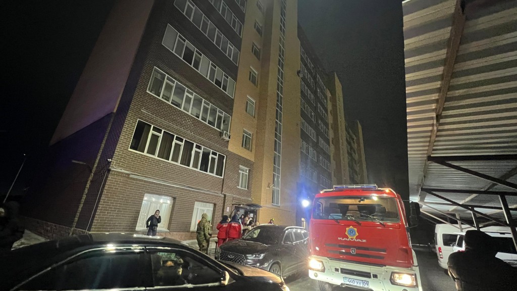 Восемь человек спасли огнеборцы во время пожара в Караганде