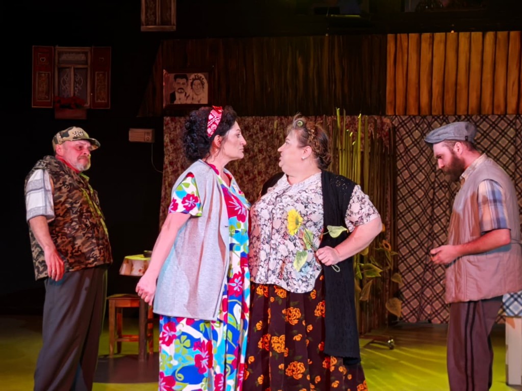 В чужом саду трава зеленее или «Party по-деревенски»: в ТЮЗе Темиртау прошла премьера