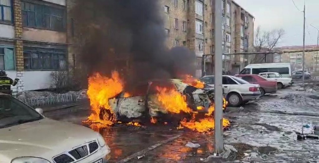 Машина сгорела полностью в одном из дворов Сарани