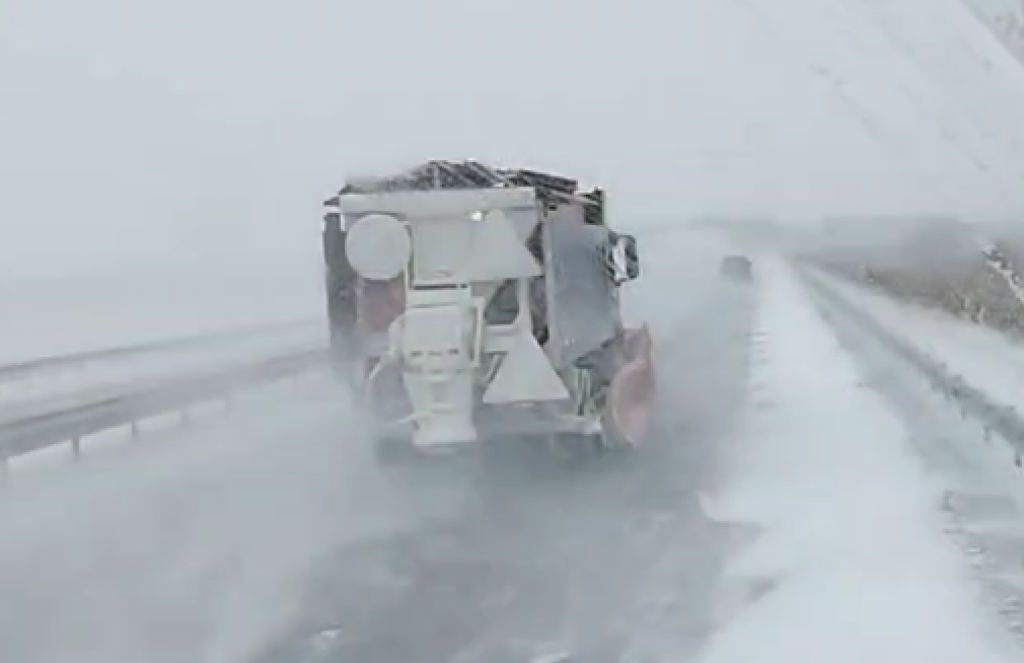 Қарағанды облысының трассаларында қардың түсу салдарымен күресуде