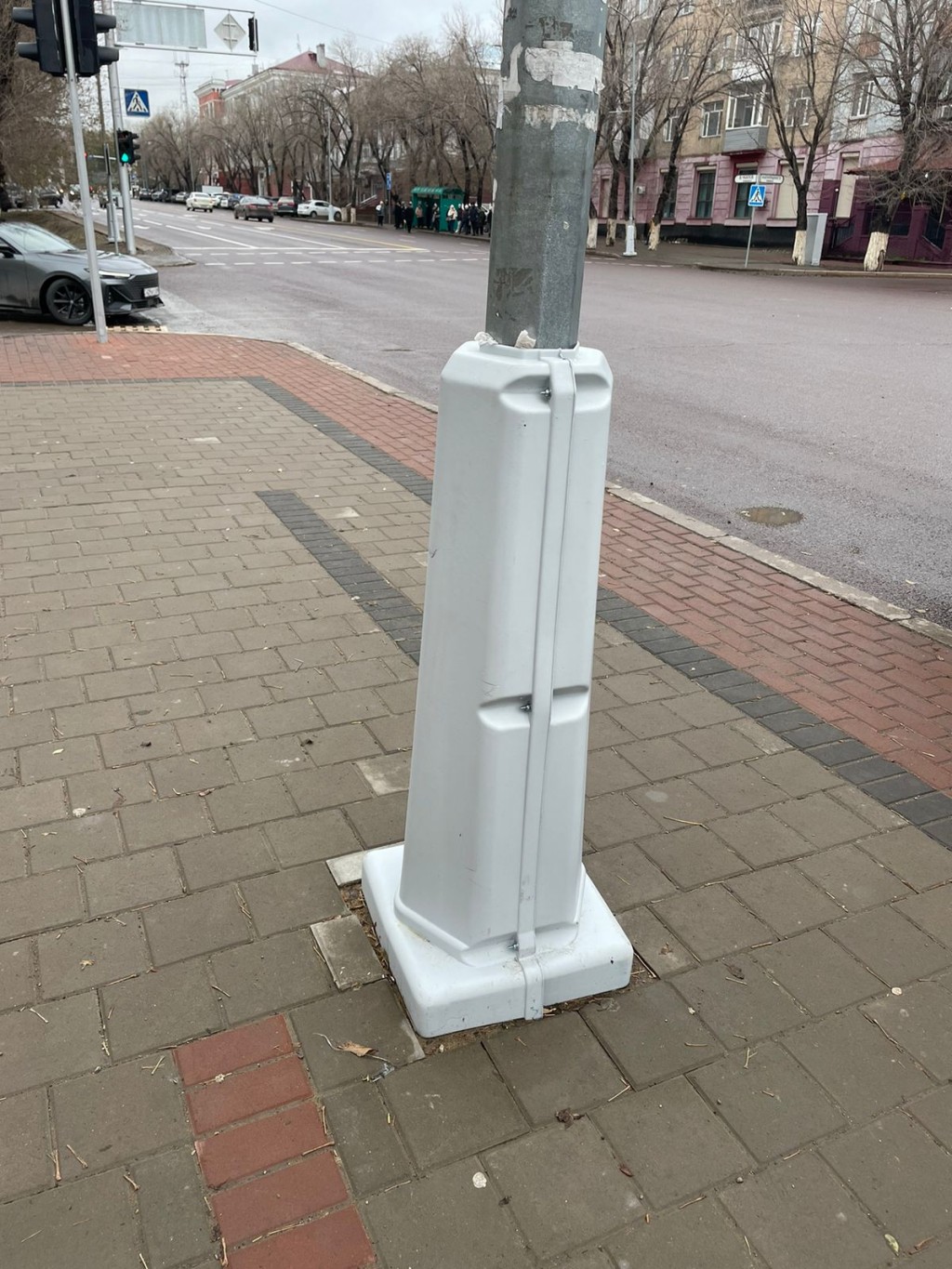 В Караганде металлические цоколи для опор освещения меняют на пластиковые