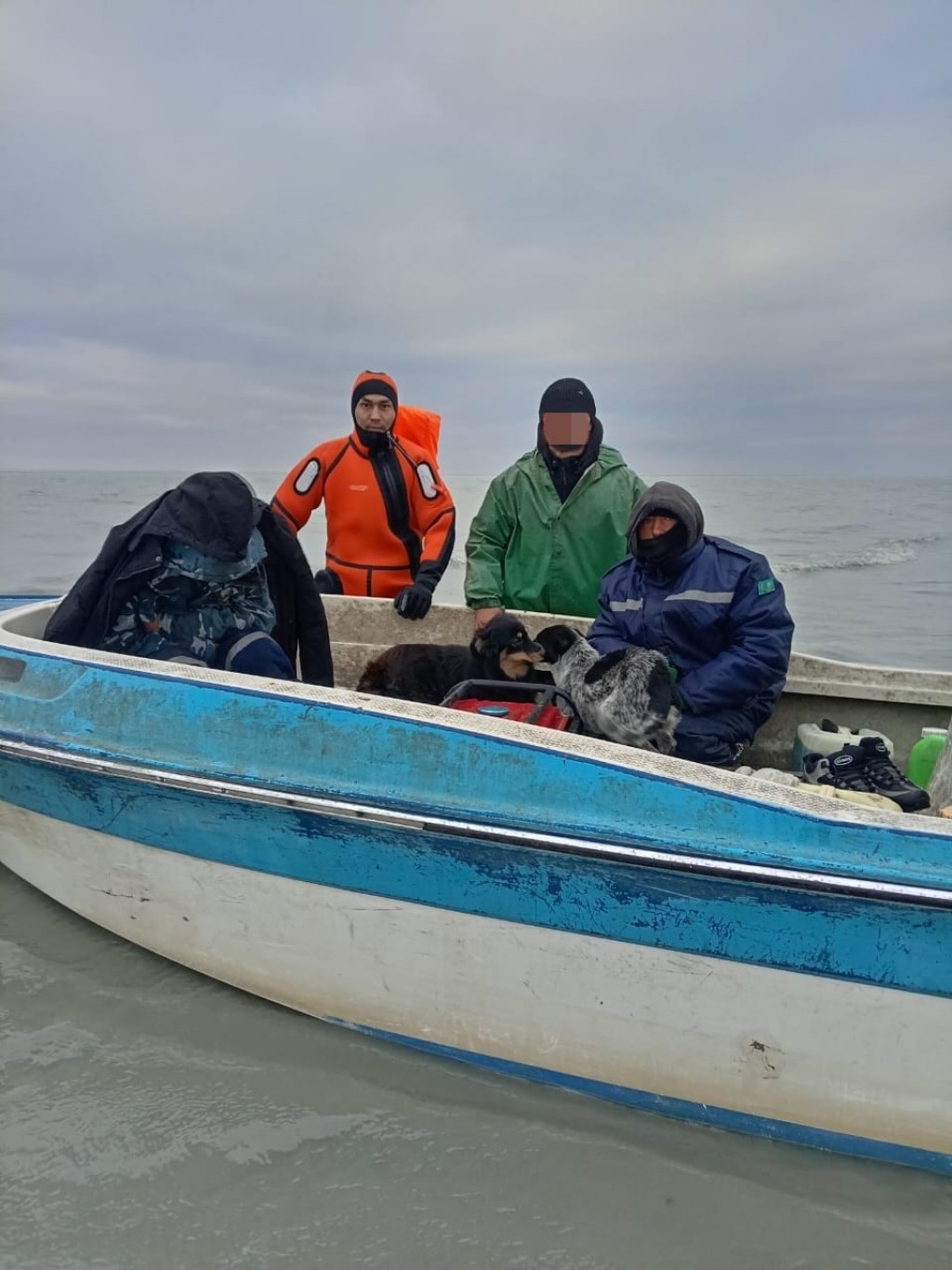 Сегодня ночью в Балхаше спасли двух рыбаков