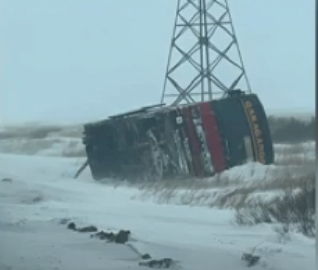 На трассе в Карагандинской области опрокинулся рейсовый автобус с пассажирами