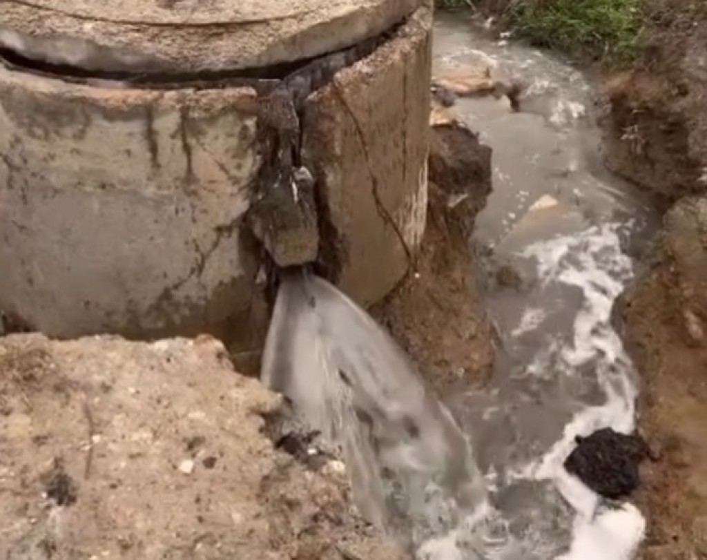 В Караганде из-за дождевой воды переполнился колодец коллектора № 10