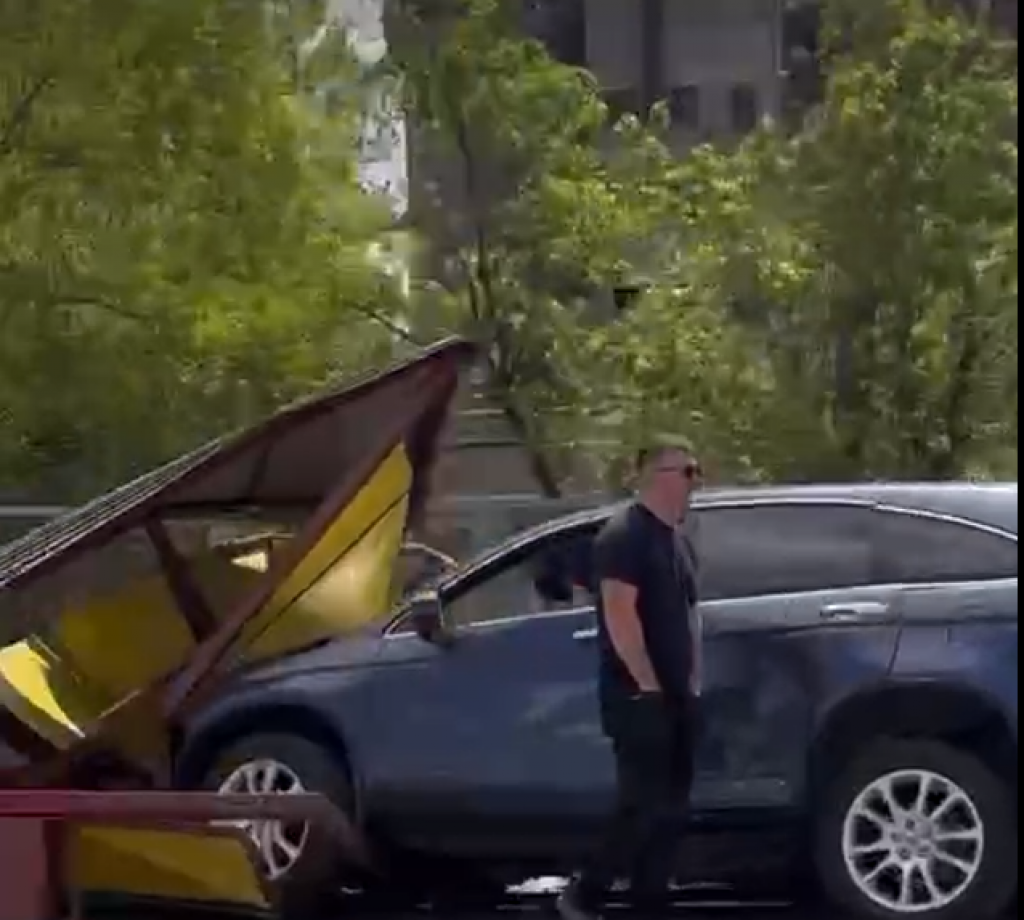 В Караганде водитель внедорожника снес остановочный павильон