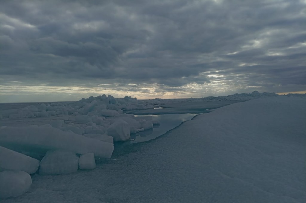 Ледяные глыбы на Балхаше: спасатели предупреждают об опасности