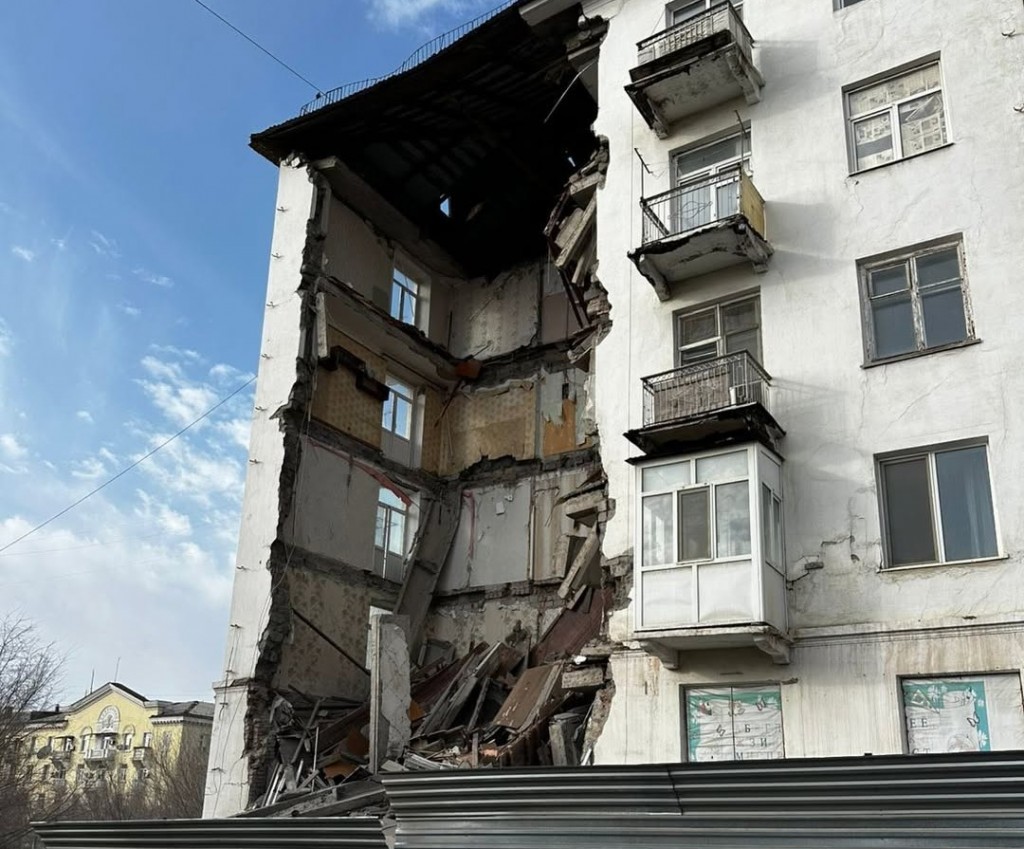 В Балхаше после обрушения подъезда жители второй месяц ждут компенсаций