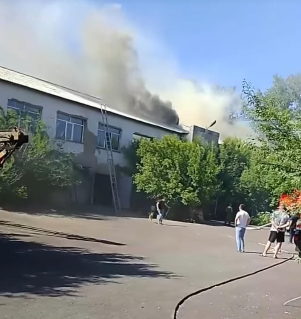 В Караганде пожар перекинулся с двухэтажного здания на мусор и сухостой