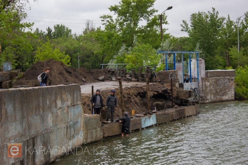 Восстанавливать подпорные стены озер в Центральном парке Караганды планируют начать в этом году