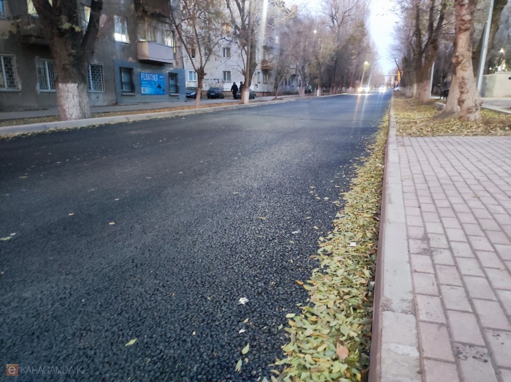 Қауіпсіз әрі ыңғайлы: Қарағандыда Лобода көшесіндегі жол жөнделді