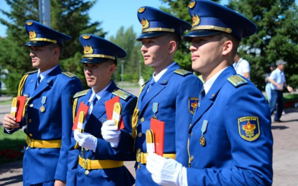 Отличникам военных вузов Казахстана будут присваивать звание старшего лейтенанта