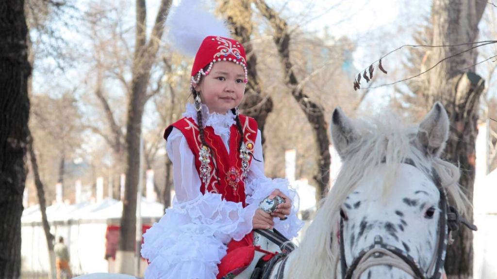 «Если это добровольно». Миниcтр просвещения высказался о сборах на покупку национальной одежды в школах Казахстана