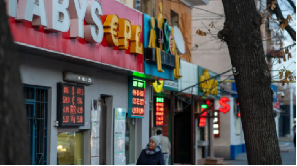 «Раньше всё висело, а сейчас красиво»: в Нацбанке объяснили решение по уличным табло