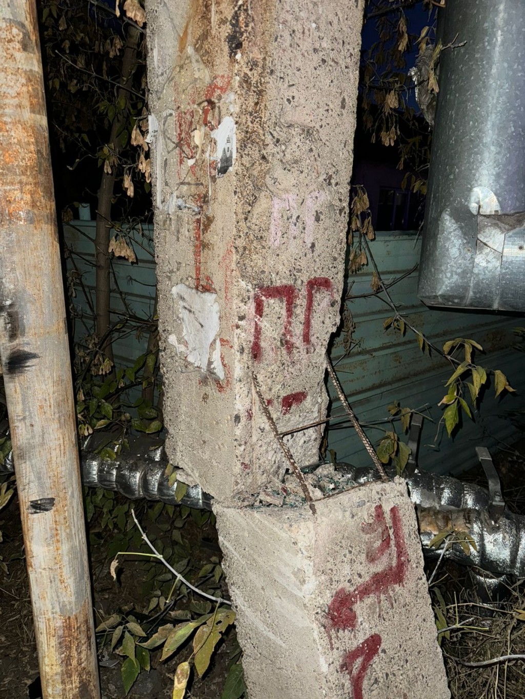 В любой момент бетонная опора может обрушиться на людей в Караганде