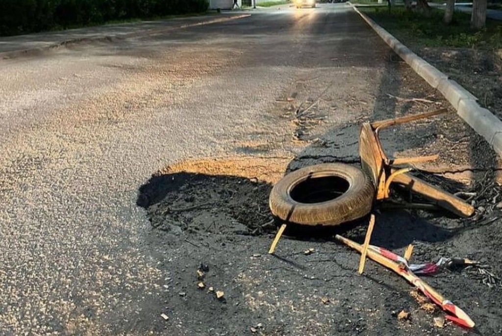 Қарағандыда жолдан орындық алынып тасталды, ол терең шұңқыр туралы сигнал берді