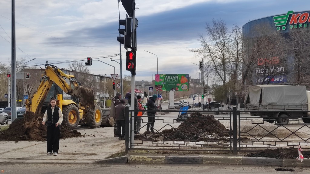 В Темиртау во время ремонта проспекта Металлургов повредили трубопровод