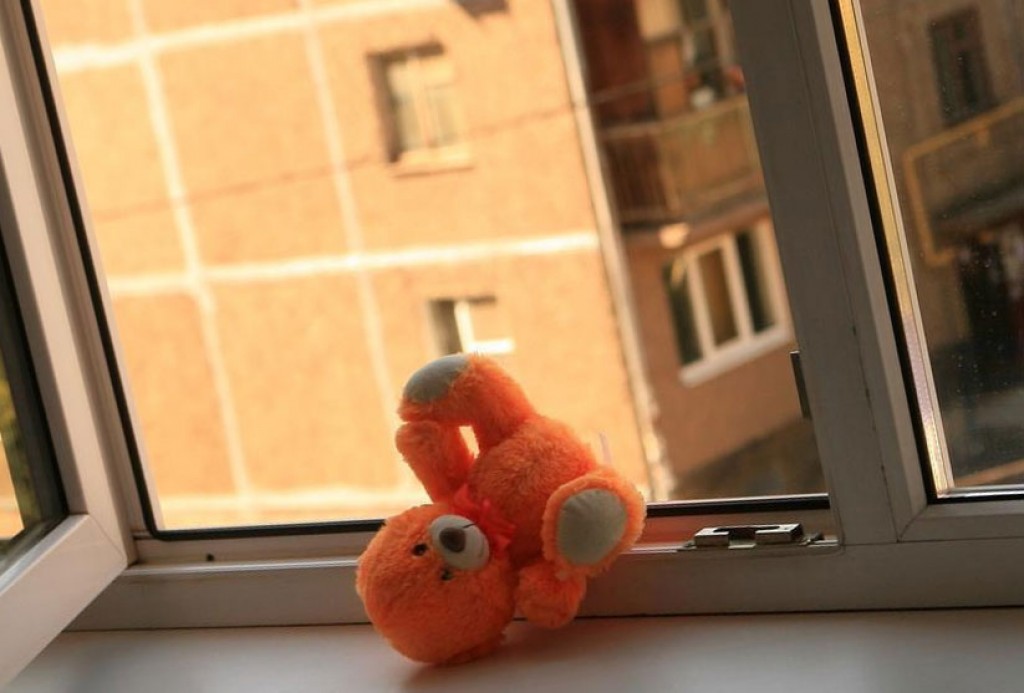 В Балхаше из окна второго этажа выпал четырехлетний мальчик