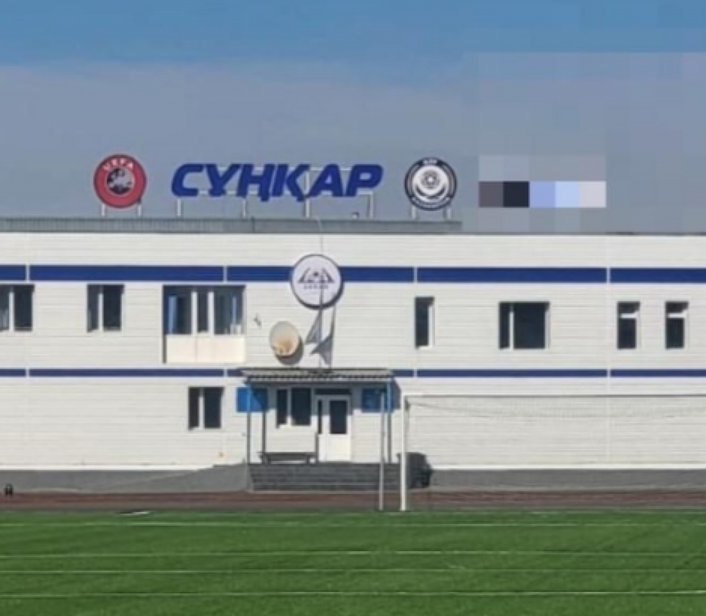 В Сарани на здание стадиона незаконно установили рекламу букмекерской конторы