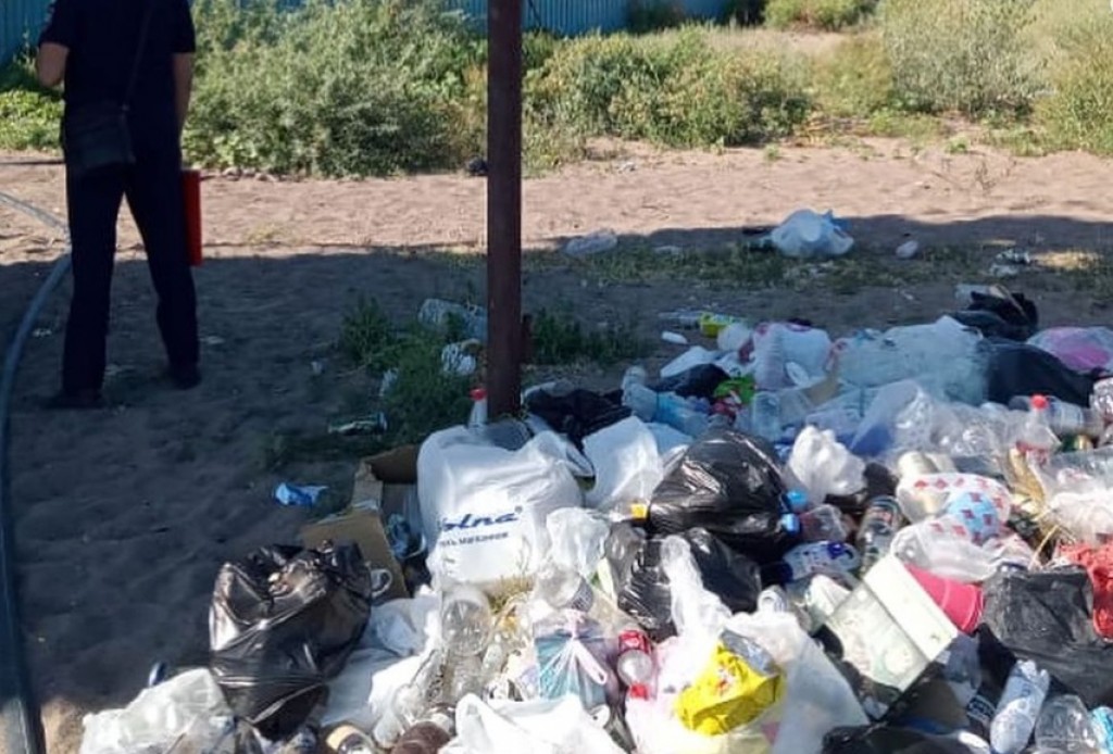 В Балхаше несколько зон отдыха замусорили прибрежную зону