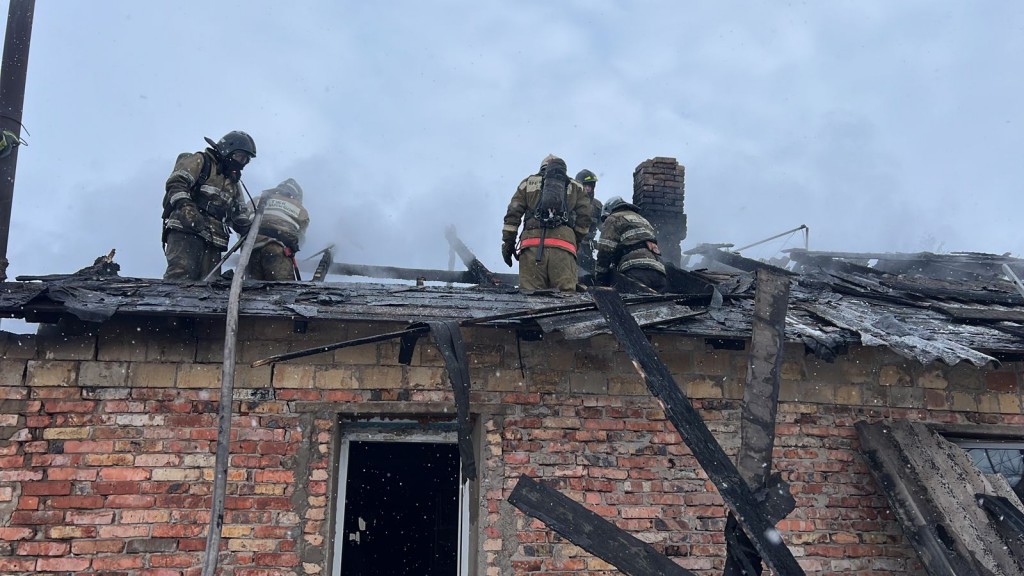 Крыша двухквартирного жилого дома сгорела в Караганде