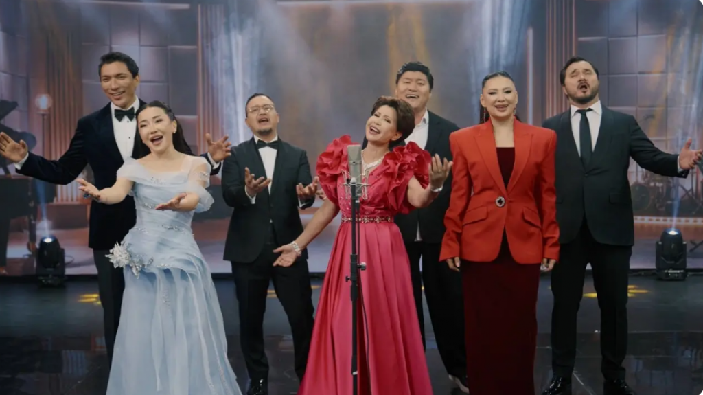 Звезды казахстанской эстрады записали гимн в поддержку новой Конституции