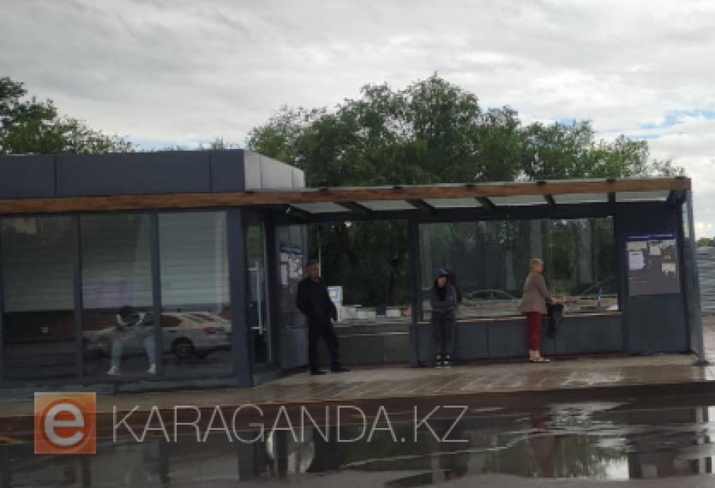 В Караганде на новом месте установили старую «тёплую» остановку
