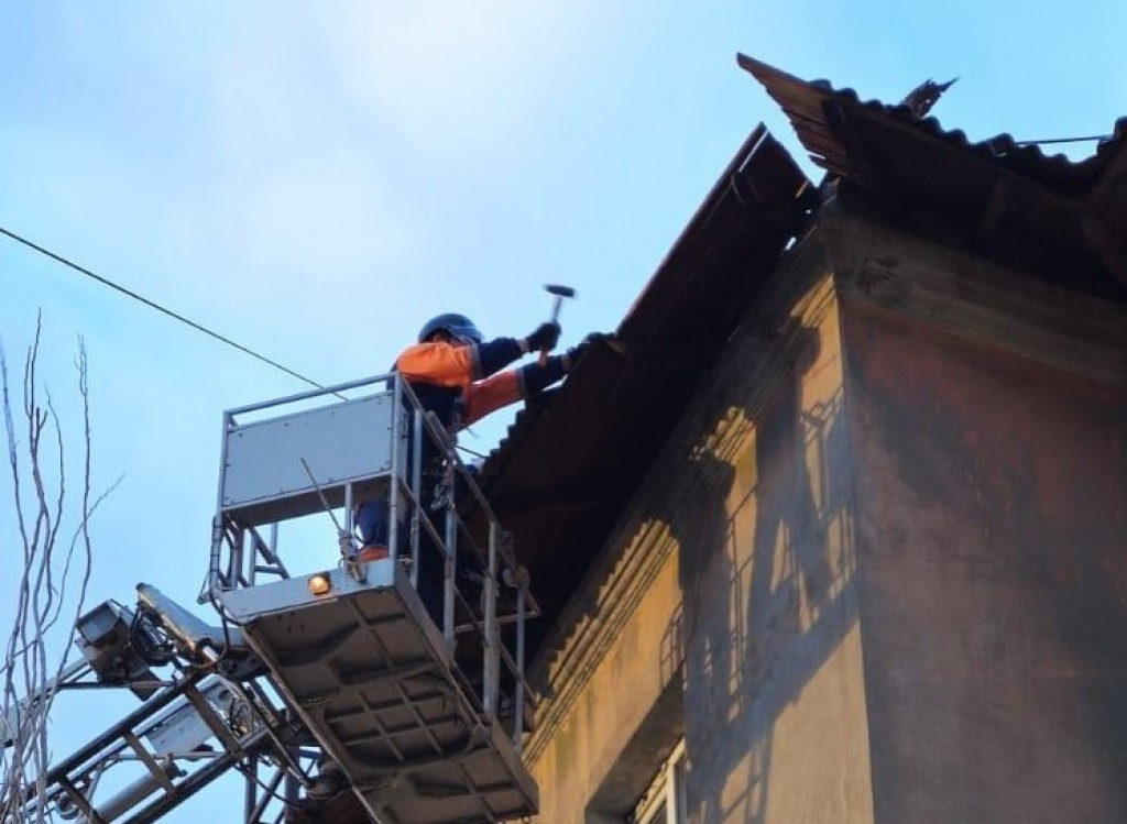 Порывистый ветер повредил кровлю четырех жилых домов в Карагандинской области