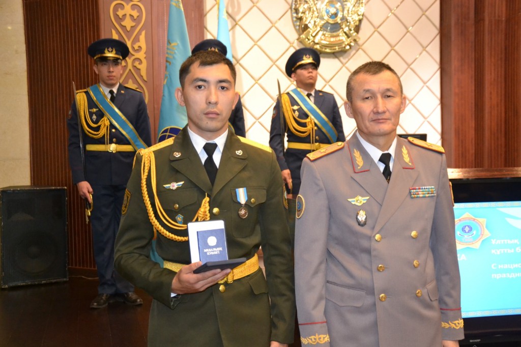 Медалью «Ерлігі үшін» наградили карагандинского пожарного ко Дню Республики в Астане