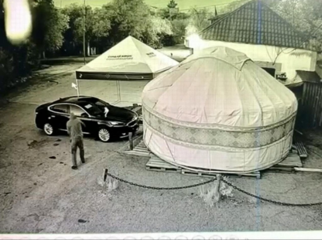 Қарағандыда автокөлікті өртеу туралы іс тергелуде, содан кейін киіз үй мен дүкен өртенді
