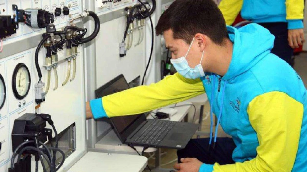 20 студенческих центров 