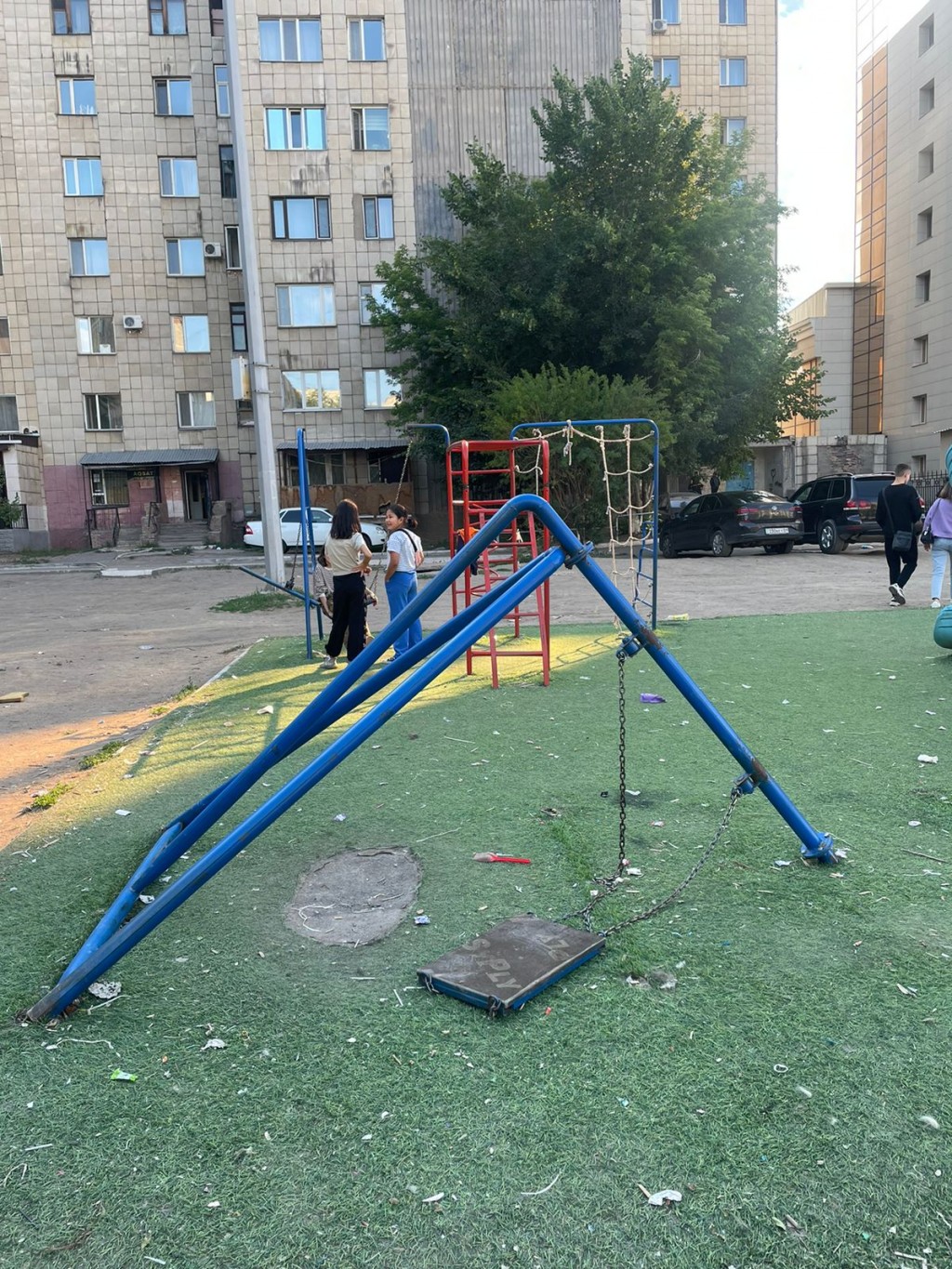 Установленные несколько лет назад детские площадки начали разваливаться. Кто их восстановит?