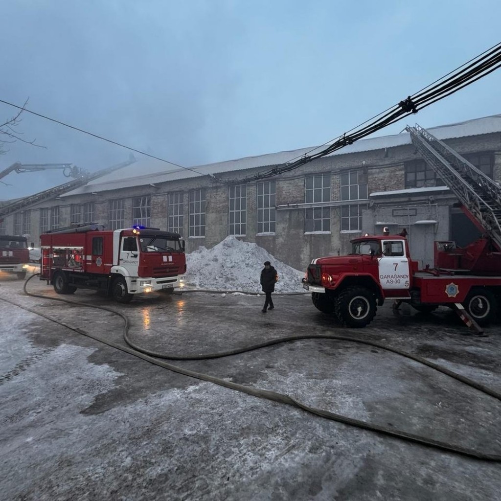 В Караганде горел склад машиностроительного завода